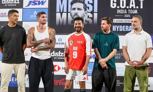 मेसी हैदराबाद के उप्पल स्टेडियम पहुंचे, राहुल गांधी समेत सीएम रेवंत रेड्डी से मुलाकात मेसी हैदराबाद के उप्पल स्टेडियम पहुंचे, राहुल गांधी समेत सीएम रेवंत रेड्डी से मुलाकात