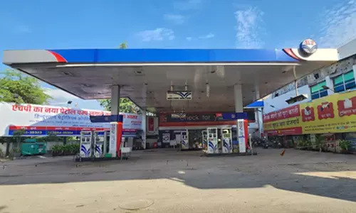 मणिपुर: बम धमकी के विरोध में इंफाल के सभी पेट्रोल पंप बंद, आम जनता परेशान मणिपुर: बम धमकी के विरोध में इंफाल के सभी पेट्रोल पंप बंद, आम जनता परेशान