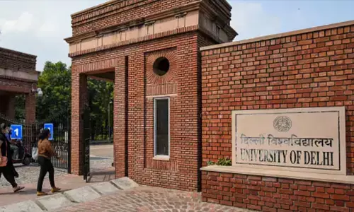 दिल्ली विश्वविद्यालय में छात्रा का उत्पीड़न, वीडियो वायरल होने पर एबीवीपी ने की जांच की मांग दिल्ली विश्वविद्यालय में छात्रा का उत्पीड़न, वीडियो वायरल होने पर एबीवीपी ने की जांच की मांग