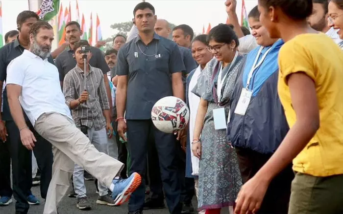हैदराबाद में मेस्सी का जादू! राहुल गांधी भी होंगे ‘GOAT इंडिया टूर’ में शामिल हैदराबाद में मेस्सी का जादू! राहुल गांधी भी होंगे ‘GOAT इंडिया टूर’ में शामिल