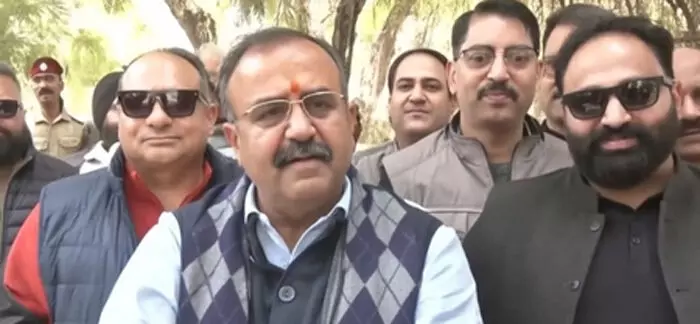 जम्मू-कश्मीर में अवैध रूप से रह रहे बांग्लादेशी नागरिकों के खिलाफ कार्रवाई जरूरी : विक्रम रंधावा जम्मू-कश्मीर में अवैध रूप से रह रहे बांग्लादेशी नागरिकों के खिलाफ कार्रवाई जरूरी : विक्रम रंधावा