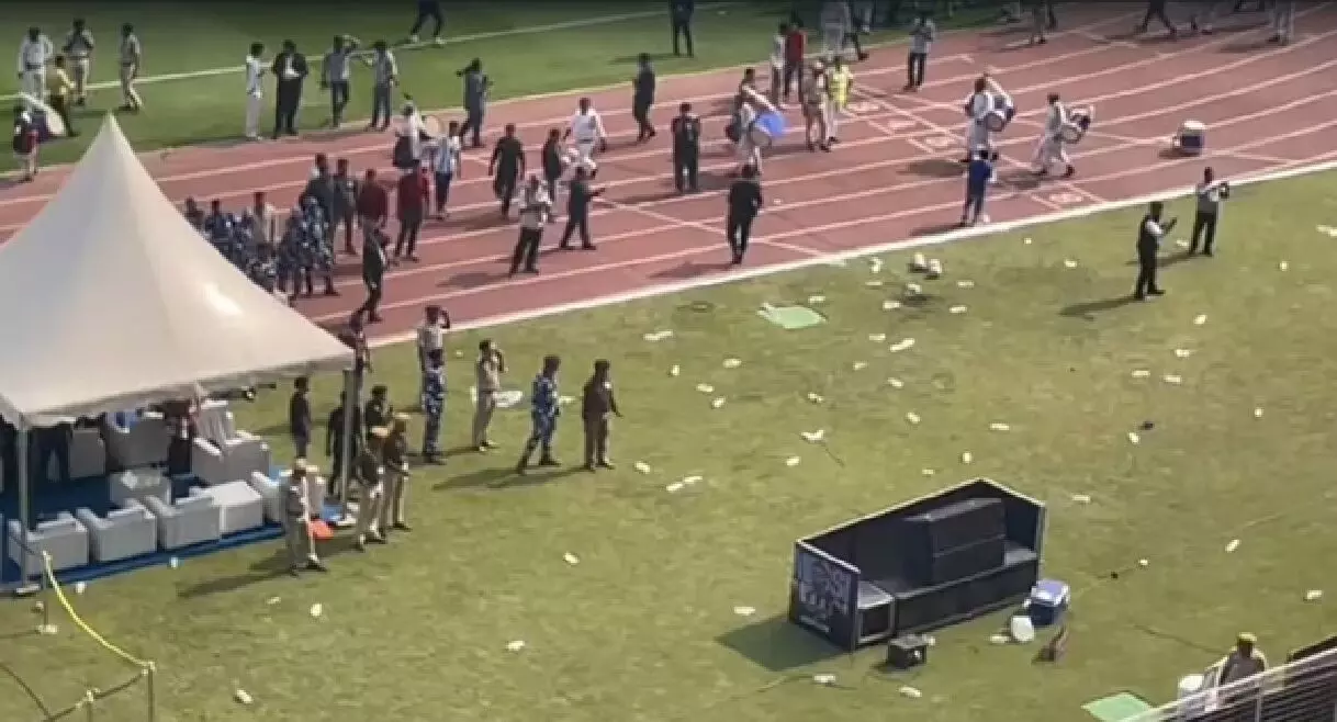 कोलकाता में मेसी के फैंस का हंगामा, स्टेडियम से जल्दी जाने पर भड़के, कुर्सियां और बोतलें फेंकीं कोलकाता में मेसी के फैंस का हंगामा, स्टेडियम से जल्दी जाने पर भड़के, कुर्सियां और बोतलें फेंकीं