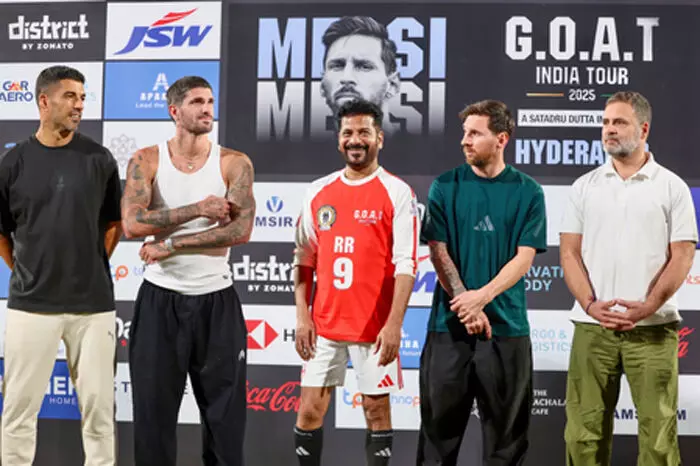 मेसी हैदराबाद के उप्पल स्टेडियम पहुंचे, राहुल गांधी समेत सीएम रेवंत रेड्डी से मुलाकात मेसी हैदराबाद के उप्पल स्टेडियम पहुंचे, राहुल गांधी समेत सीएम रेवंत रेड्डी से मुलाकात