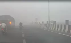 दिल्ली-एनसीआर में गहराया स्मॉग का संकट, धुंध की वजह से विजिबिलिटी हुई शून्य दिल्ली-एनसीआर में गहराया स्मॉग का संकट, धुंध की वजह से विजिबिलिटी हुई शून्य