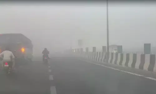 दिल्ली-एनसीआर में गहराया स्मॉग का संकट, धुंध की वजह से विजिबिलिटी हुई शून्य दिल्ली-एनसीआर में गहराया स्मॉग का संकट, धुंध की वजह से विजिबिलिटी हुई शून्य