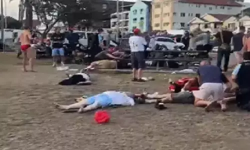 आस्ट्रेलिया में समुद्र किनारे त्योहार मना रहे यहूदियों पर फायरिंग,10 की मौत आस्ट्रेलिया में समुद्र किनारे त्योहार मना रहे यहूदियों पर फायरिंग,10 की मौत