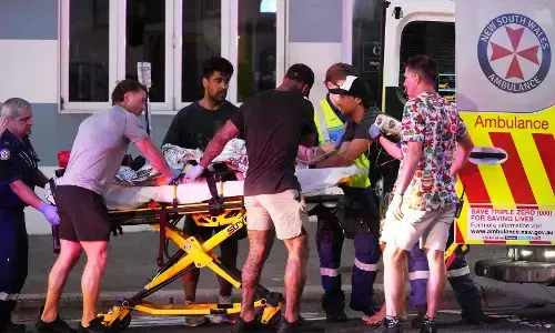 सिडनी के बोंडाई बीच पर गोलीबारी, 10 लोगों की मौत सिडनी के बोंडाई बीच पर गोलीबारी, 10 लोगों की मौत