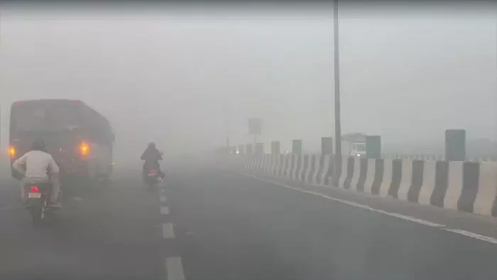दिल्ली-एनसीआर में गहराया स्मॉग का संकट, धुंध की वजह से विजिबिलिटी हुई शून्य दिल्ली-एनसीआर में गहराया स्मॉग का संकट, धुंध की वजह से विजिबिलिटी हुई शून्य
