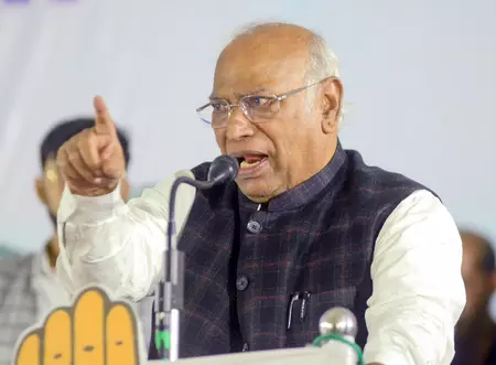 दिल्ली रैली के जरिये हम लोगों को बताना चाहते हैं कि आज सत्ता में चोरी की सरकार है : मल्लिकार्जुन खरगे दिल्ली रैली के जरिये हम लोगों को बताना चाहते हैं कि आज सत्ता में चोरी की सरकार है : मल्लिकार्जुन खरगे