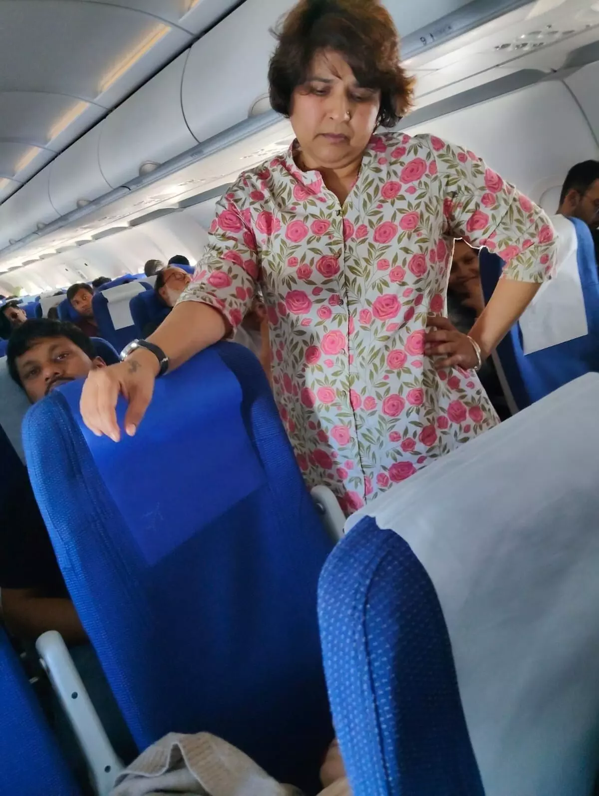 देवदूत बनीं कांग्रेस नेता, विमान में अमरीकी यात्री की नब्ज़ बंद होने पर यूं बचाई जान देवदूत बनीं कांग्रेस नेता, विमान में अमरीकी यात्री की नब्ज़ बंद होने पर यूं बचाई जान