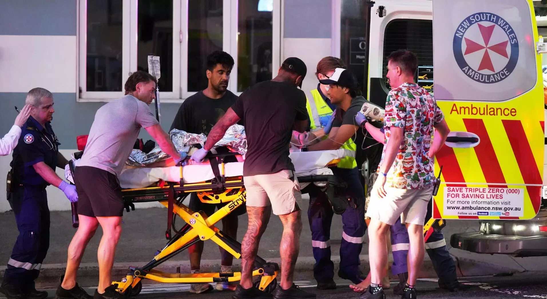 सिडनी के बोंडाई बीच पर गोलीबारी, 10 लोगों की मौत सिडनी के बोंडाई बीच पर गोलीबारी, 10 लोगों की मौत