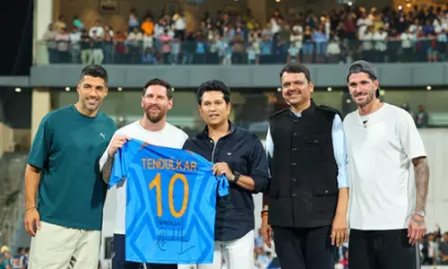 वानखेड़े स्टेडियम पहुंचे मेसी, मुख्यमंत्री देवेंद्र फडणवीस से मुलाकात, तेंदुलकर ने दिया स्पेशल गिफ्ट