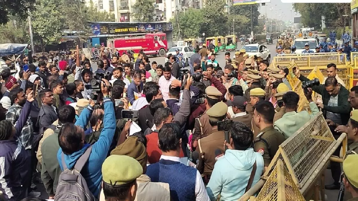 यूपी में भर्ती परीक्षाओं में पारदर्शिता की मांग को लेकर UPPSC के प्रदर्शन, छात्रों की पुलिस से झड़प यूपी में भर्ती परीक्षाओं में पारदर्शिता की मांग को लेकर UPPSC के प्रदर्शन, छात्रों की पुलिस से झड़प