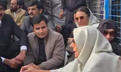 धरने पर फिर बैठीं इमरान खान की बहनें: अलीमा बोलीं- जहां रोकोगे, वहीं बैठेंगे, हम कंबल लेकर आए हैं