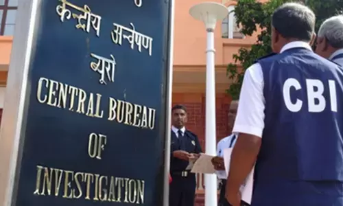 सीबीआई ने साइबर अपराध के बड़े इंफ्रास्ट्रक्चर पर की छापेमारी, फर्जी मैसेज भेजकर ठगने के मामले में तीन गिरफ्तार सीबीआई ने साइबर अपराध के बड़े इंफ्रास्ट्रक्चर पर की छापेमारी, फर्जी मैसेज भेजकर ठगने के मामले में तीन गिरफ्तार