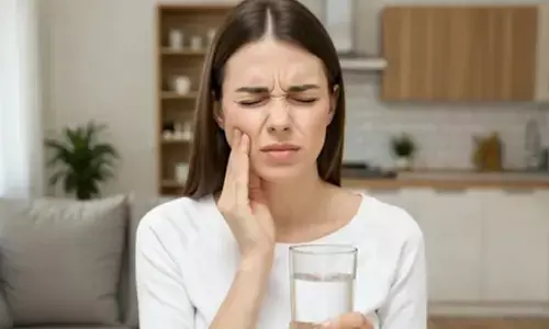 दांतों में झनझनाहट से छुटकारा दिलाते हैं आयुर्वेद के ये उपाय, मसूड़ों को भी बनाते हैं मजबूत दांतों में झनझनाहट से छुटकारा दिलाते हैं आयुर्वेद के ये उपाय, मसूड़ों को भी बनाते हैं मजबूत