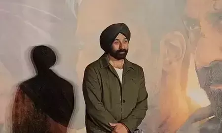 सनी देओल की फिल्म बॉर्डर 2 का टीजर लॉन्च, पिता धर्मेंद्र के निधन के बाद उनकी पहली फिल्म, इवेंट में एक्टर की आंखों में आंसू आए नज़र सनी देओल की फिल्म बॉर्डर 2 का टीजर लॉन्च, पिता धर्मेंद्र के निधन के बाद उनकी पहली फिल्म, इवेंट में एक्टर की आंखों में आंसू आए नज़र