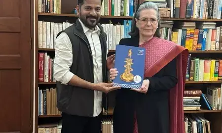 सोनिया गांधी से मिले रेवंत रेड्डी, ‘तेलंगाना राइजिंग 2047 विज़न डॉक्यूमेंट’ सौंपा, जानें किन मुद्दों पर हुई चर्चा सोनिया गांधी से मिले रेवंत रेड्डी, ‘तेलंगाना राइजिंग 2047 विज़न डॉक्यूमेंट’ सौंपा, जानें किन मुद्दों पर हुई चर्चा