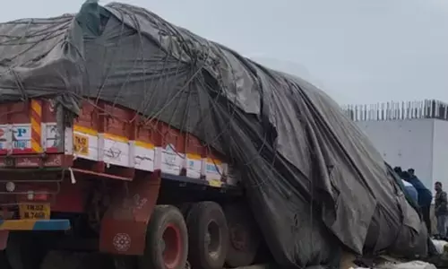 धर्मपुरी में भीषण सड़क हादसा : 4 की मौत, 3 गंभीर रूप से घायल धर्मपुरी में भीषण सड़क हादसा : 4 की मौत, 3 गंभीर रूप से घायल