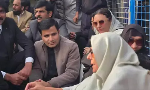 धरने पर फिर बैठीं इमरान खान की बहनें: अलीमा बोलीं- जहां रोकोगे, वहीं बैठेंगे, हम कंबल लेकर आए हैं