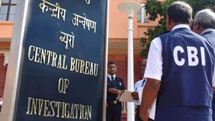 सीबीआई ने साइबर अपराध के बड़े इंफ्रास्ट्रक्चर पर की छापेमारी, फर्जी मैसेज भेजकर ठगने के मामले में तीन गिरफ्तार सीबीआई ने साइबर अपराध के बड़े इंफ्रास्ट्रक्चर पर की छापेमारी, फर्जी मैसेज भेजकर ठगने के मामले में तीन गिरफ्तार