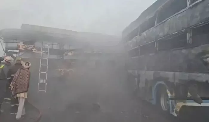 यमुना एक्सप्रेस‑वे पर भीषण हादसा : 11 वाहन टकराए, 4 की मौत यमुना एक्सप्रेस‑वे पर भीषण हादसा : 11 वाहन टकराए, 4 की मौत