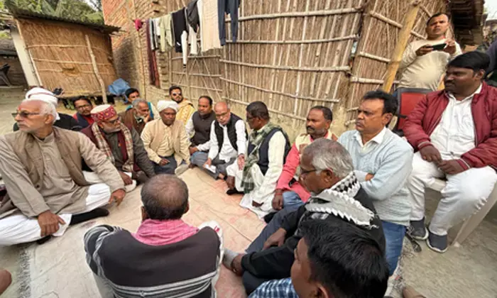 मुजफ्फरपुर : सुसाइड मामलों में पीड़ित परिवार से मिले कांग्रेस प्रदेश अध्यक्ष, राजद ने जांच टीम गठित की मुजफ्फरपुर : सुसाइड मामलों में पीड़ित परिवार से मिले कांग्रेस प्रदेश अध्यक्ष, राजद ने जांच टीम गठित की