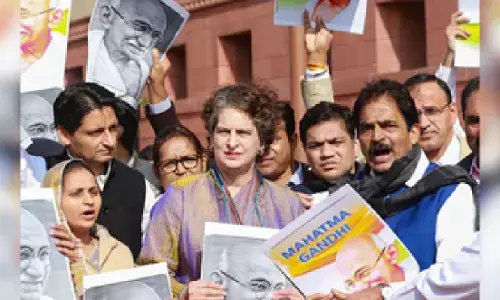 राहुल गांधी की अनुपस्थिति में प्रियंका  ने संभाला मोर्चा,संसद में जोरदार पटलवार