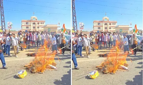 नेशनल हेराल्ड मामले में कांग्रेस ने भाजपा कार्यालय पर किया जोरदार प्रदर्शन, फूंका प्रधानमंत्री का पुतला नेशनल हेराल्ड मामले में कांग्रेस ने भाजपा कार्यालय पर किया जोरदार प्रदर्शन, फूंका प्रधानमंत्री का पुतला