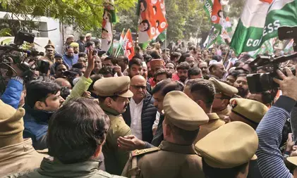 नेशनल हेराल्ड मामले में सरकार के खिलाफ अजय राय का प्रदर्शन, बदले की राजनीति के तहत झूठे केस में फंसाने का लगाया आरोप नेशनल हेराल्ड मामले में सरकार के खिलाफ अजय राय का प्रदर्शन, बदले की राजनीति के तहत झूठे केस में फंसाने का लगाया आरोप