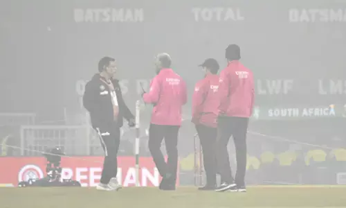 लखनऊ में कोहरे ने किया चौथे टी20 का क्लीन बोल्ड! लखनऊ में कोहरे ने किया चौथे टी20 का क्लीन बोल्ड!