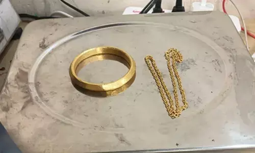 मुंबई एयरपोर्ट पर कस्टम की बड़ी कार्रवाई: 3 दिनों में 2.5 किलो सोना और 8.4 किलो हाइड्रोपोनिक वीड जब्त