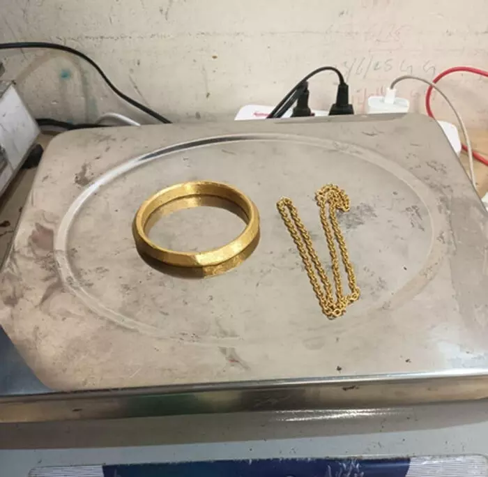 मुंबई एयरपोर्ट पर कस्टम की बड़ी कार्रवाई: 3 दिनों में 2.5 किलो सोना और 8.4 किलो हाइड्रोपोनिक वीड जब्त मुंबई एयरपोर्ट पर कस्टम की बड़ी कार्रवाई: 3 दिनों में 2.5 किलो सोना और 8.4 किलो हाइड्रोपोनिक वीड जब्त