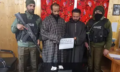 जम्मू-कश्मीर: बारामूला में नशीले पदार्थों और नकदी के साथ दो तस्कर गिरफ्तार