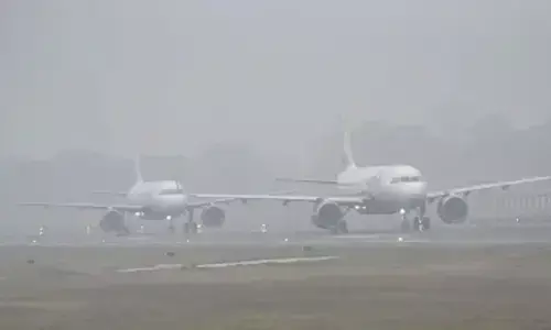 दिल्ली एयरपोर्ट पर कोहरे का कहर – उड़ानें रद्द और डायवर्ट दिल्ली एयरपोर्ट पर कोहरे का कहर – उड़ानें रद्द और डायवर्ट