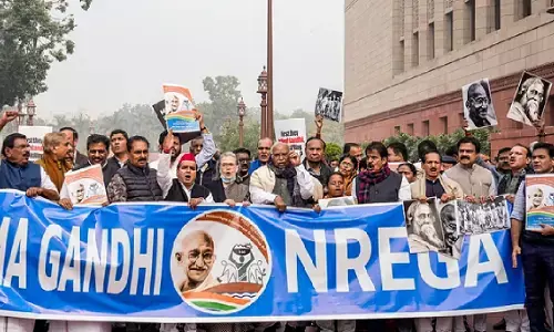 विपक्षी सांसदों ने जी राम जी विधेयक के खिलाफ संसद परिसर में प्रदर्शन किया विपक्षी सांसदों ने जी राम जी विधेयक के खिलाफ संसद परिसर में प्रदर्शन किया