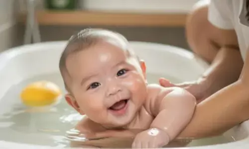 सर्दियों में बच्चों को हफ्ते में कितनी बार नहलाना सही? जानें सर्दियों में बच्चों को हफ्ते में कितनी बार नहलाना सही? जानें