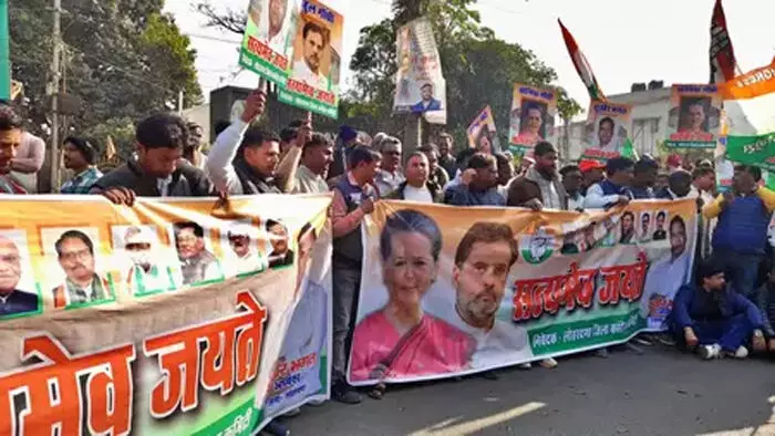 नेशनल हेराल्ड केस पर झारखंड में भी सियासत गरम, कांग्रेस ने किया विरोध प्रदर्शन नेशनल हेराल्ड केस पर झारखंड में भी सियासत गरम, कांग्रेस ने किया विरोध प्रदर्शन