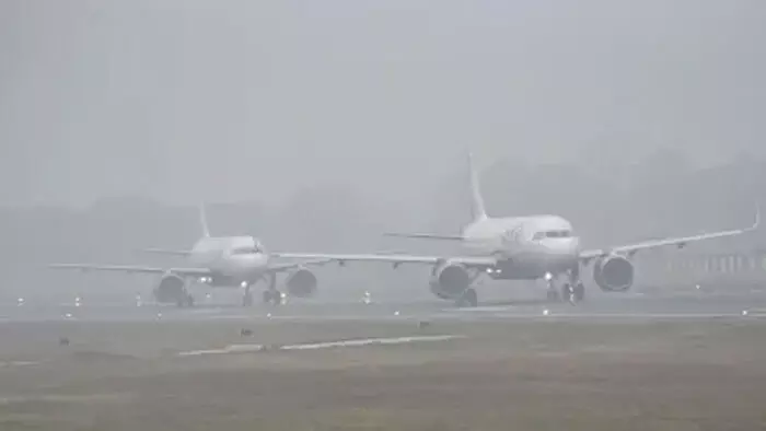 दिल्ली एयरपोर्ट पर कोहरे का कहर – उड़ानें रद्द और डायवर्ट दिल्ली एयरपोर्ट पर कोहरे का कहर – उड़ानें रद्द और डायवर्ट