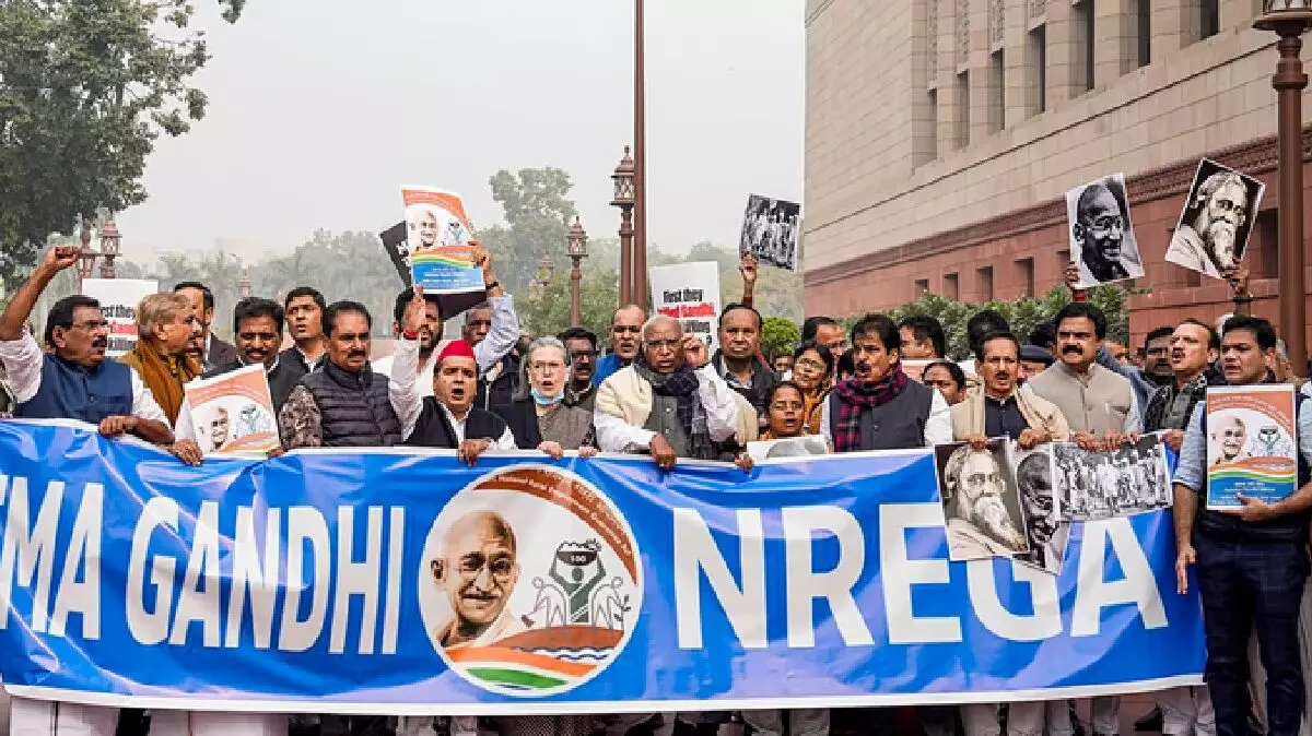 विपक्षी सांसदों ने जी राम जी विधेयक के खिलाफ संसद परिसर में प्रदर्शन किया विपक्षी सांसदों ने जी राम जी विधेयक के खिलाफ संसद परिसर में प्रदर्शन किया