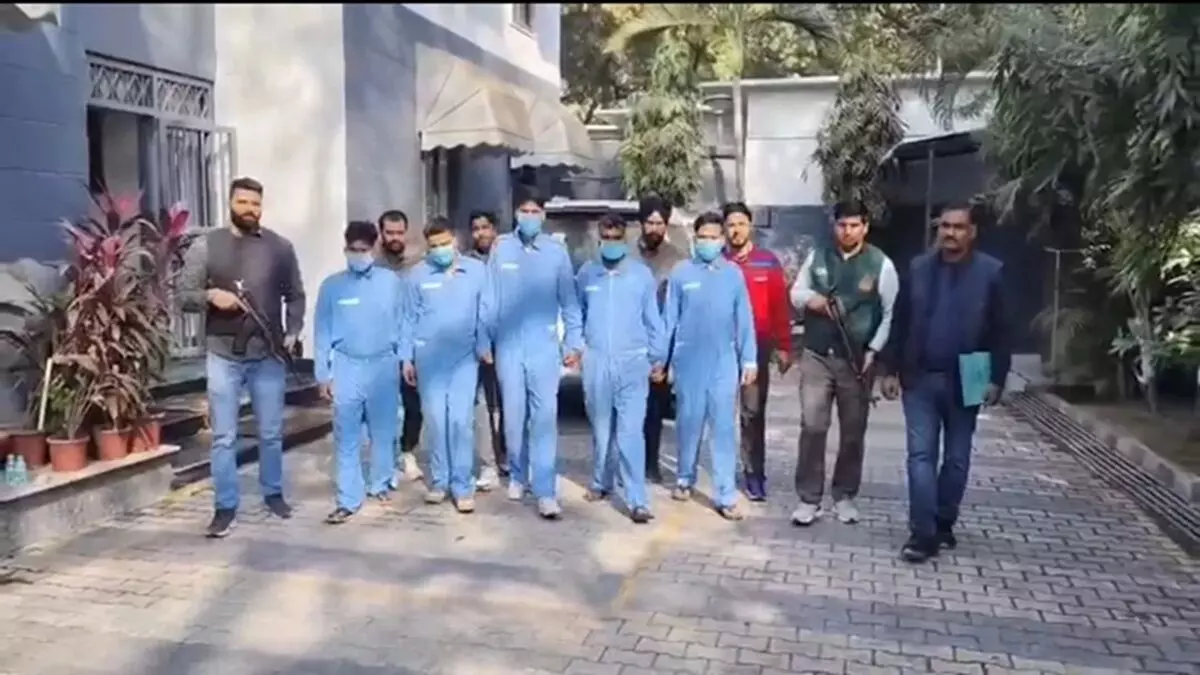 Delhi Crime: राजधानी में बड़ी वारदात करने आए पांच शूटर पकड़े, गैंग्स्टर अनमोल बिश्नोई-हैरी बाक्सर के शूटर हैं पांचों Delhi Crime: राजधानी में बड़ी वारदात करने आए पांच शूटर पकड़े, गैंग्स्टर अनमोल बिश्नोई-हैरी बाक्सर के शूटर हैं पांचों