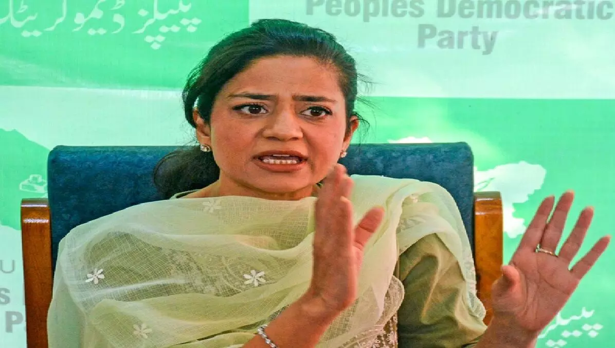 हिजाब विवाद में गिरिराज ने नीतीश को किया सपोर्ट तो भड़कीं महबूबा की बेटी हिजाब विवाद में गिरिराज ने नीतीश को किया सपोर्ट तो भड़कीं महबूबा की बेटी