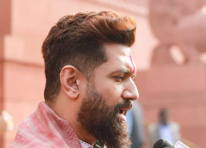 मनरेगा नाम बदलने पर संसद में हंगामा, चिराग पासवान ने दी प्रतिक्रिया मनरेगा नाम बदलने पर संसद में हंगामा, चिराग पासवान ने दी प्रतिक्रिया