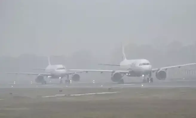 दिल्ली : इंदिरा गांधी एयरपोर्ट पर घने कोहरे के कारण 150 से ज्यादा उड़ानें रद्द दिल्ली : इंदिरा गांधी एयरपोर्ट पर घने कोहरे के कारण 150 से ज्यादा उड़ानें रद्द