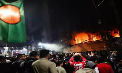 उस्मान हादी की मौत के बाद सुलगा बांग्लादेश, अवामी लीग का दफ्तर फूंका, 4 शहरों में हिंसा उस्मान हादी की मौत के बाद सुलगा बांग्लादेश, अवामी लीग का दफ्तर फूंका, 4 शहरों में हिंसा