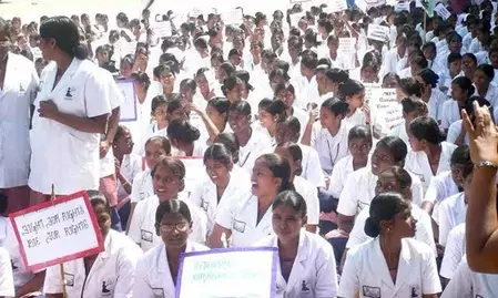 तमिलनाडु : नर्सों ने अपनी मांगों को लेकर  पूरी रात किया धरना प्रदर्शन, डीएमके सरकार पर वादाखिलाफी का लगाया आरोप