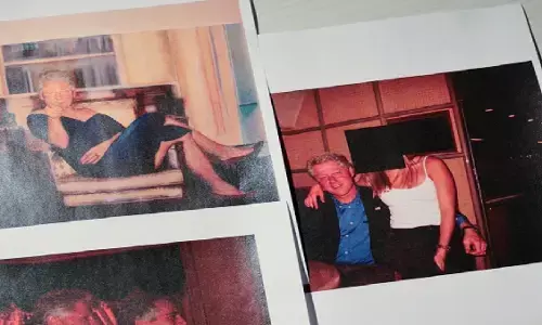 लड़कियों के साथ पूल में नजर आए पूर्व US राष्ट्रपति बिल क्लिंटन, एपस्टीन फाइल्स की नई खेप जारी लड़कियों के साथ पूल में नजर आए पूर्व US राष्ट्रपति बिल क्लिंटन, एपस्टीन फाइल्स की नई खेप जारी