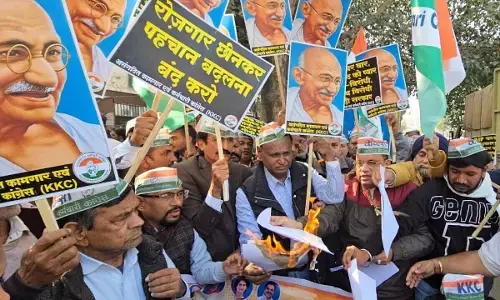 राजस्थान में कांग्रेस कार्यकर्ताओं का विरोध प्रदर्शन, मनरेगा योजना का नाम बदलने को लेकर केंद्र सरकार के खिलाफ की नारेबाजी