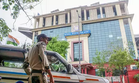 जम्मू-कश्मीर : हिजबुल मुजाहिदीन प्रमुख सैयद सलाहुद्दीन के खिलाफ एनआईए स्पेशल कोर्ट ने जारी किया गैर-जमानती वारंट जम्मू-कश्मीर : हिजबुल मुजाहिदीन प्रमुख सैयद सलाहुद्दीन के खिलाफ एनआईए स्पेशल कोर्ट ने जारी किया गैर-जमानती वारंट