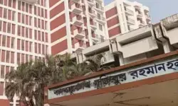 बांग्लादेश : ढाका यूनिवर्सिटी में शेख मुजीबुर हॉल का बदला नाम,  बिना आधिकारिक इजाज़त के लगाई उस्मान हादी हॉल की नेमप्लेट